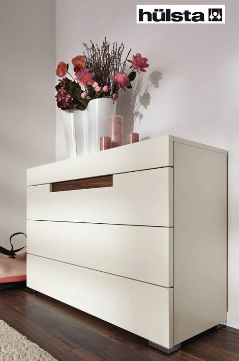 Hulsta Elumo II commode met houtinleg gelakt glas, kleur laque wit, 4 laden 2, kwaliteit en design , dealer theo bot meubelen, bedden, design,130 cm. breed
